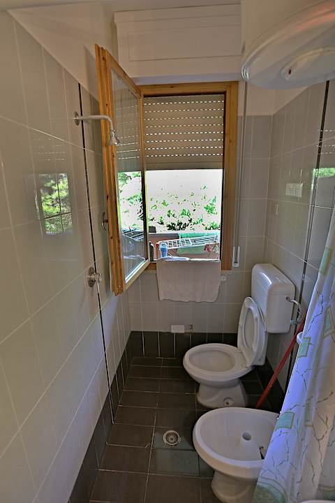 Dusche 2. Ferienwohnung Apartments in Marina Di Bibbona