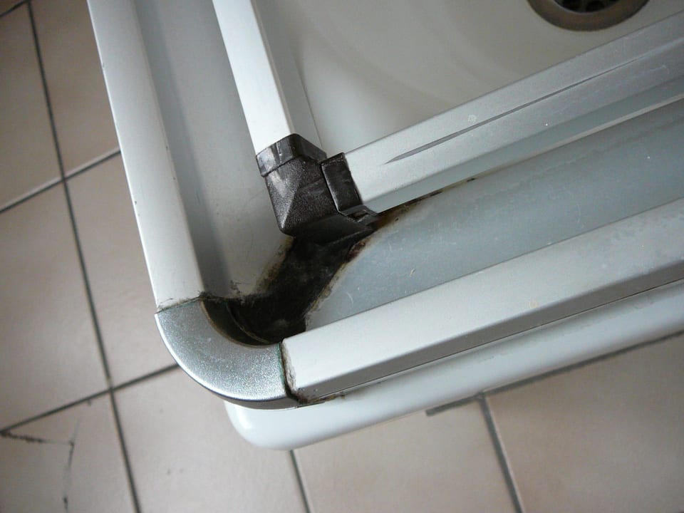 Ausschnitt der Verschimmelungen der Dusche Hotel Traube Rüdesheim