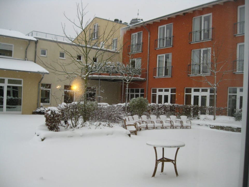 Blick von der Gartenseite auf das Hotel Best Western Premier Castanea Resort Hotel