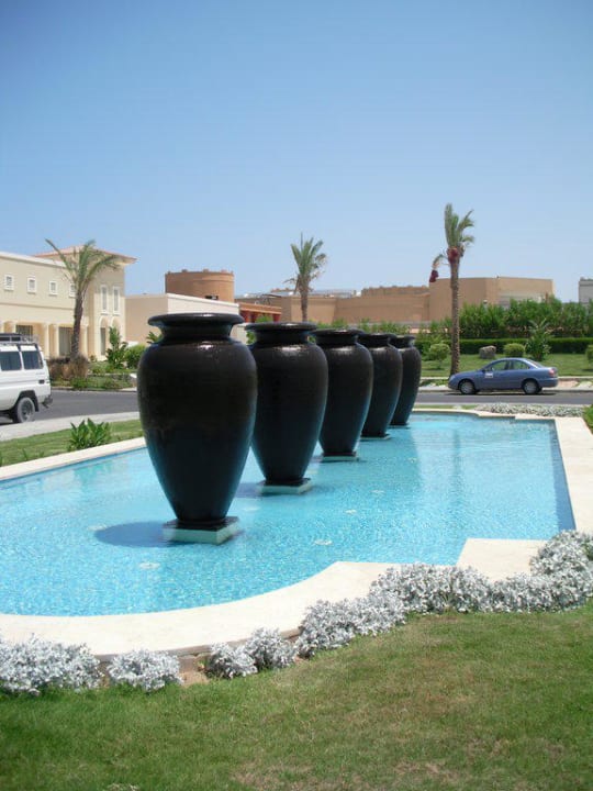 Vor dem Hotel JAZ Aquamarine Resort