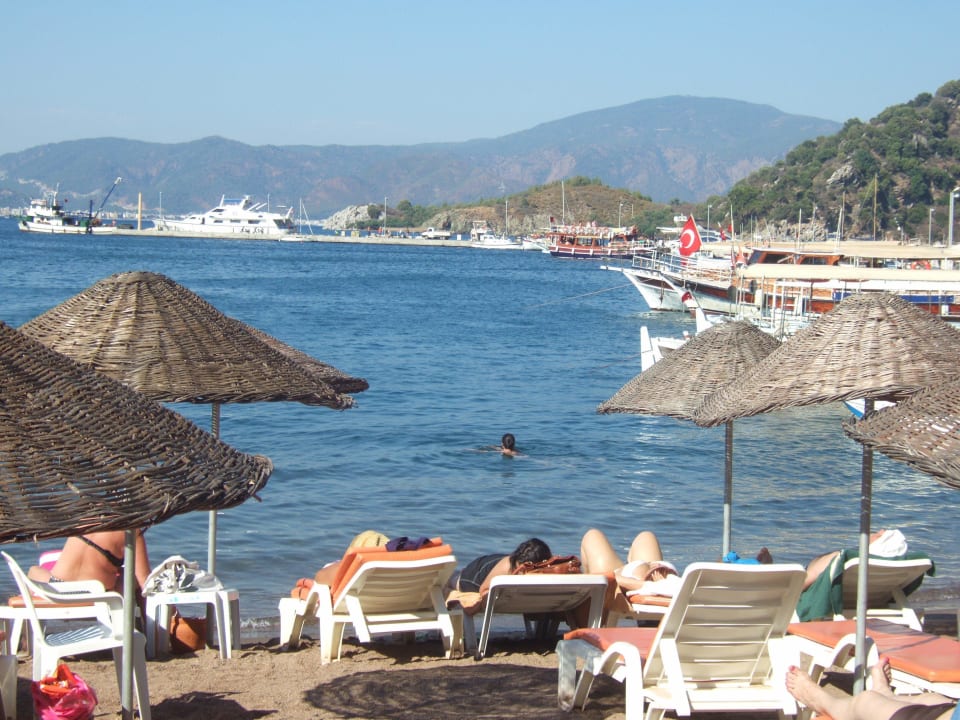 Kostenlose Liegen und Sonnenschirme am Strand Hotel Gölmar Beach