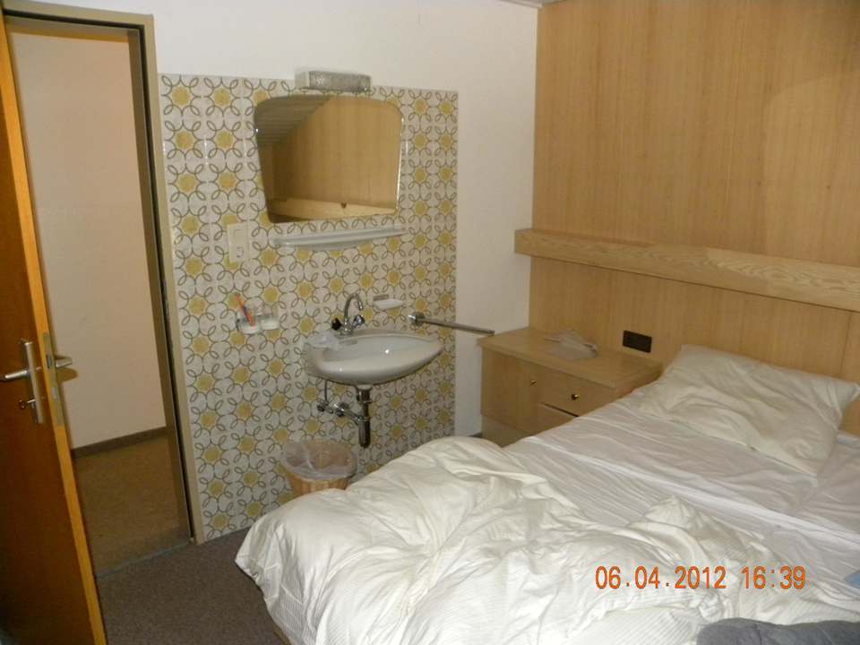 Waschbecken im Zimmer Appartement Rosmarie & Ferienheim Reinhard