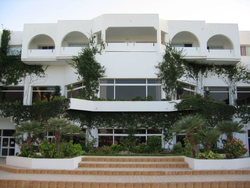 Weg vom Pool zum Hotel Djerba Plaza Thalasso & Spa