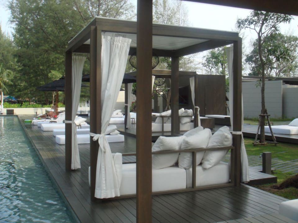 Liegen am Pool SALA Phuket Mai Khao Beach Resort