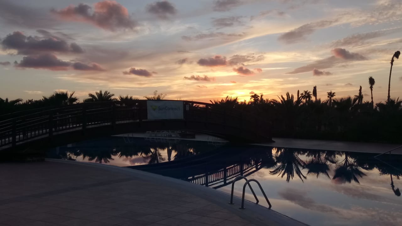 Der pool und gartenanlage mit sonnenuntergang Seaden Sea World Resort & Spa