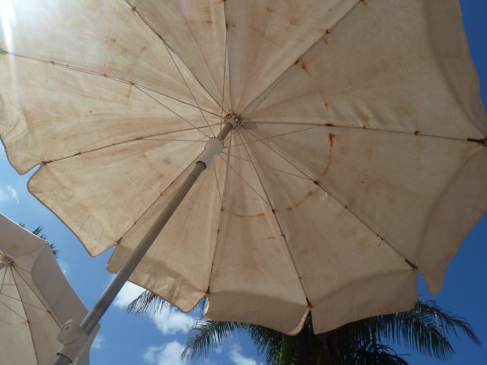 Sonnenschirme an der Poolanlage R2 Rio Calma Hotel & Spa & Conference