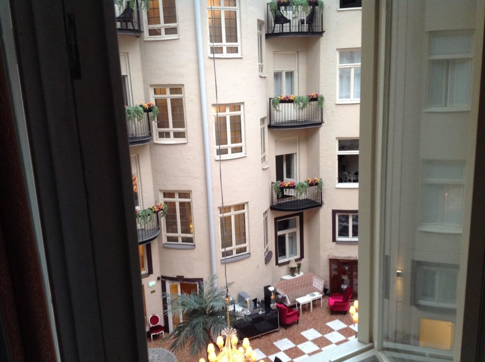 Blick aus dem Zimmer in den Innehof Best Western Hotel Bentleys