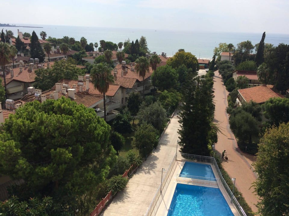 Blick über den Pool und die Appartements zum Meer! Hotel Sirma