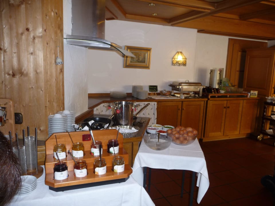 Frühstücksbüffet im Hintergrund Eierstation Hotel Jagdhof