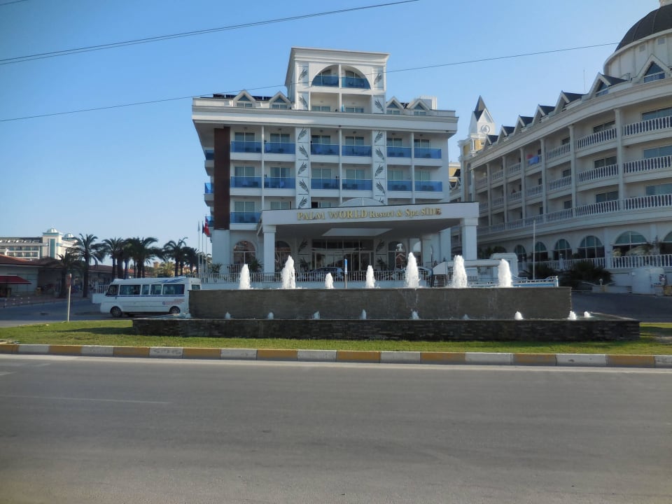 Blick auf Hoteleingang Palm World Side Resort & Spa