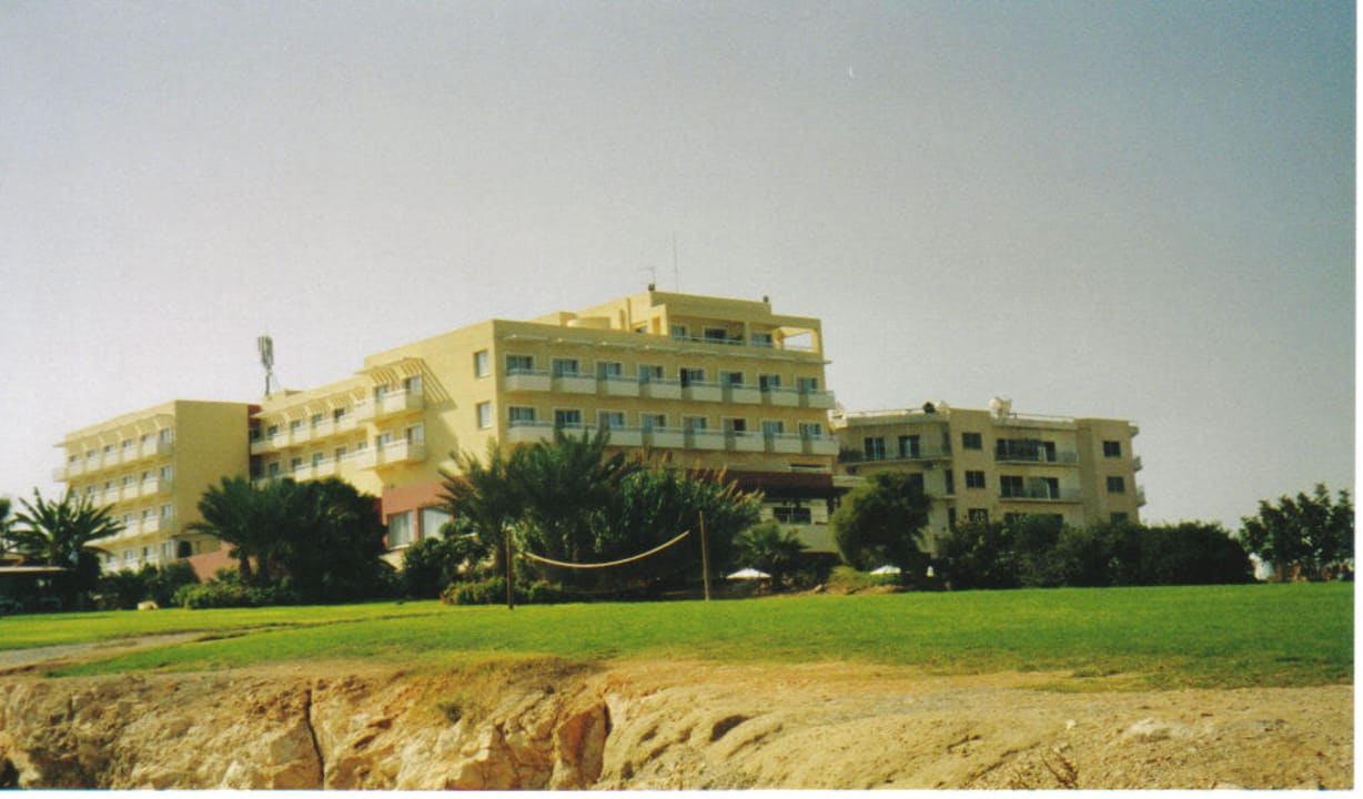 Kouzalis Beach - Seitenansicht des Hotels Atlantica Sea Breeze