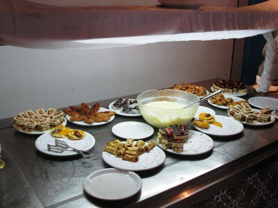 Geplündertes Nachtischbuffet Club Marmara Palm Beach Djerba