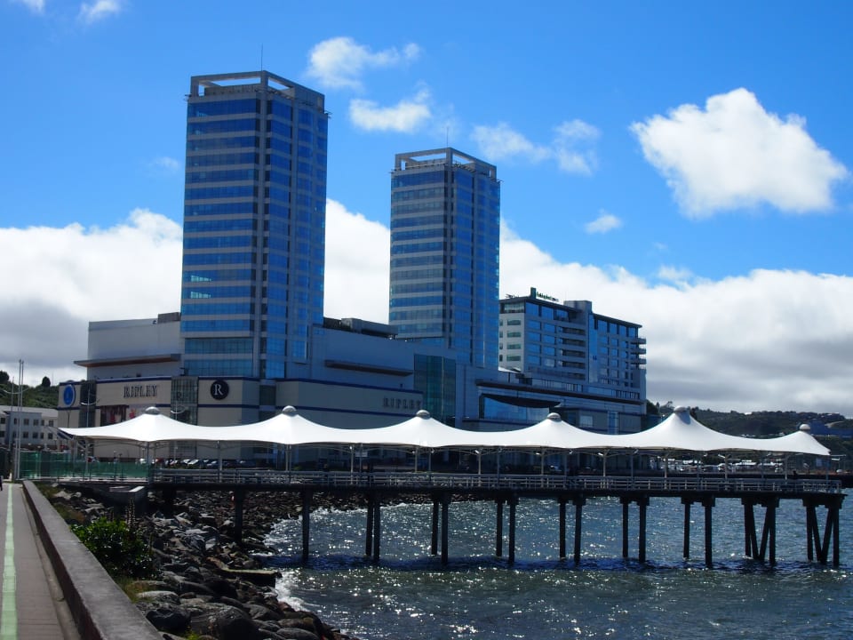 Einkaufszentrum & Hotel von der Promenade Holiday Inn Express Puerto Montt