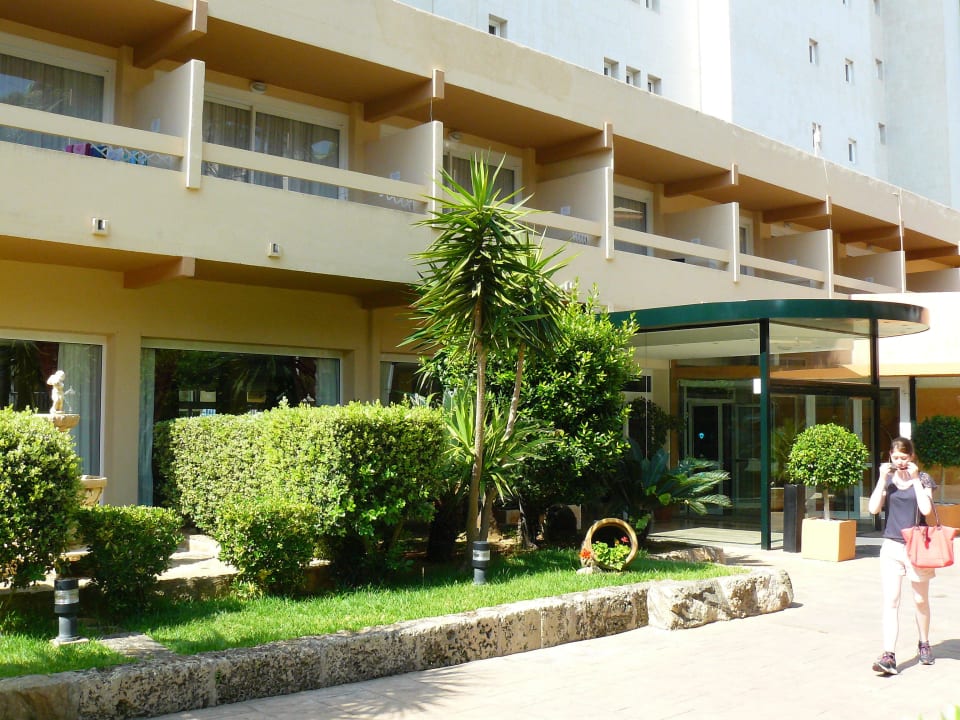 Vor dem Hotel Valentin Reina Paguera