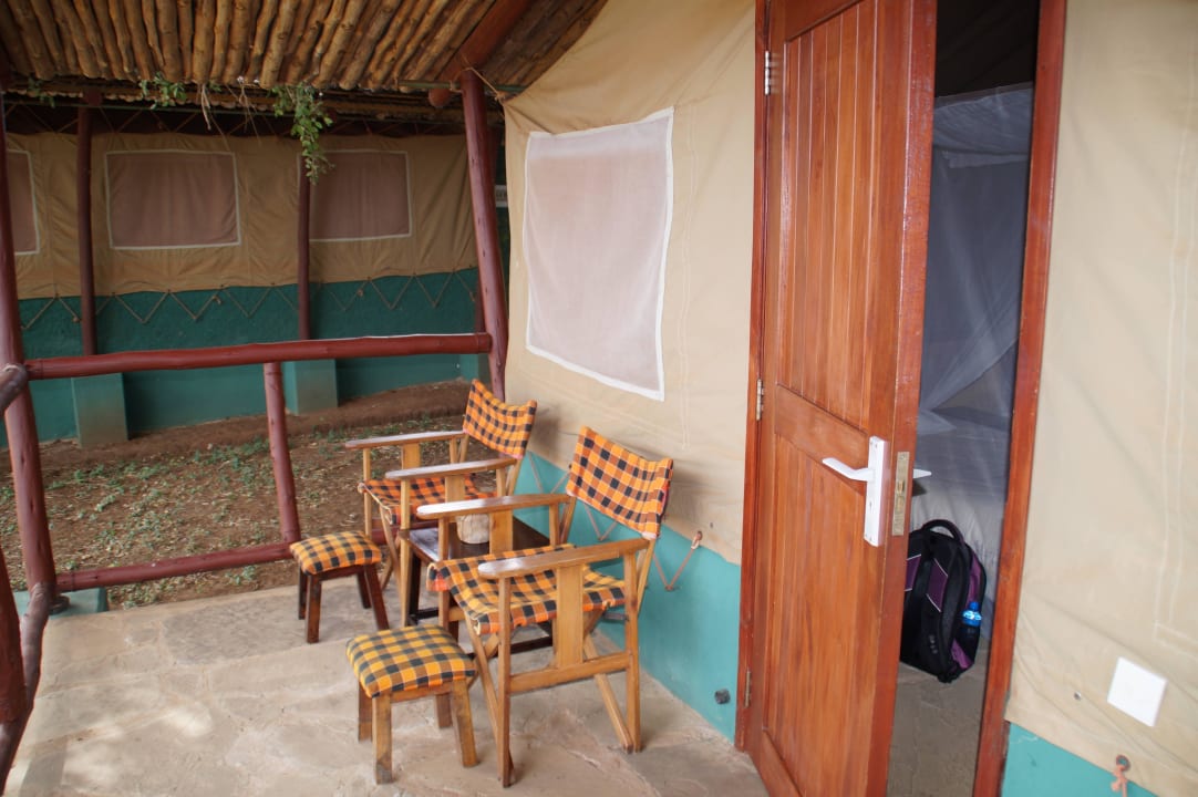 Vor dem Eingang zum Zelt Sentrim Tsavo Lodge