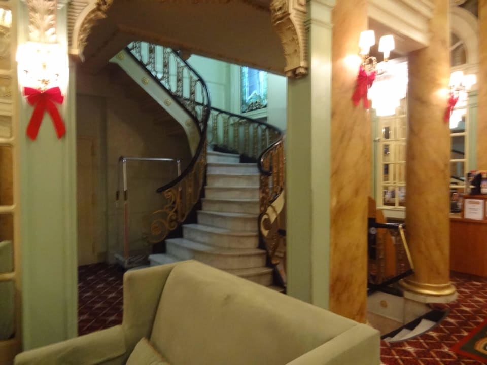 Treppenaufgang in der Lobby (Lift vorhanden) Hotel Wolcott
