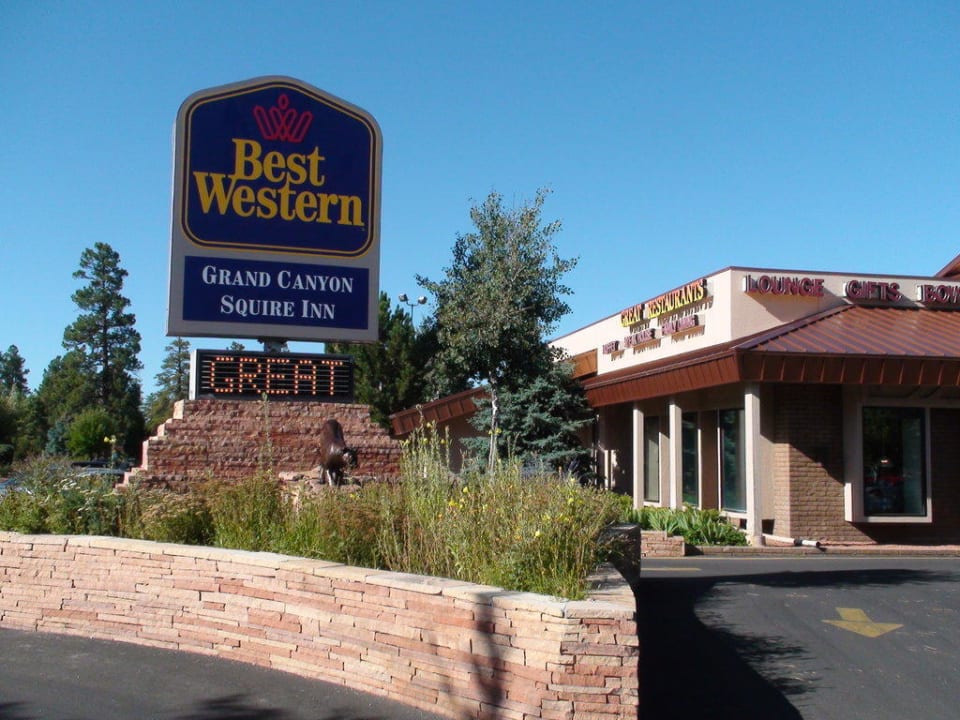 Einfahrt zum Haupteingang The Squire at Grand Canyon