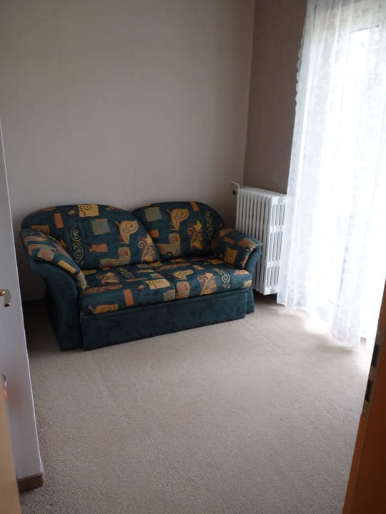 Sofa im "Fernsehzimmer" in der Suite Hotel Kapelle