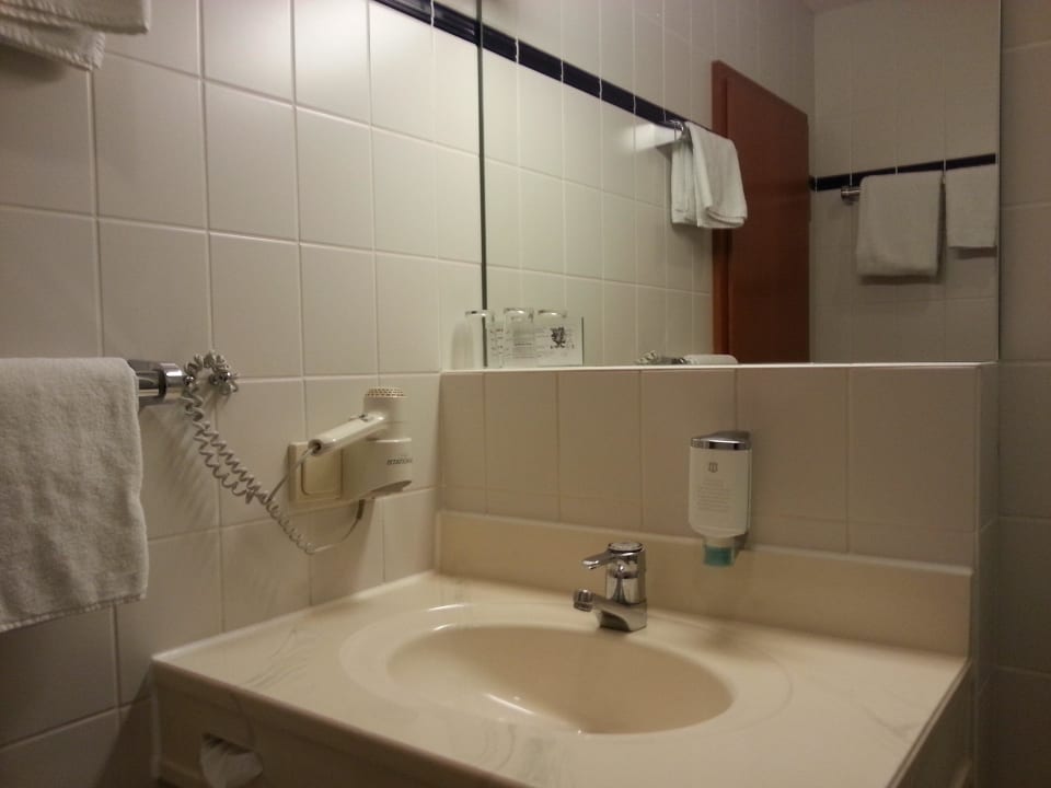 Kleines, funktionales Bad. Gut ausgeleuchtet. Classik Hotel Magdeburg