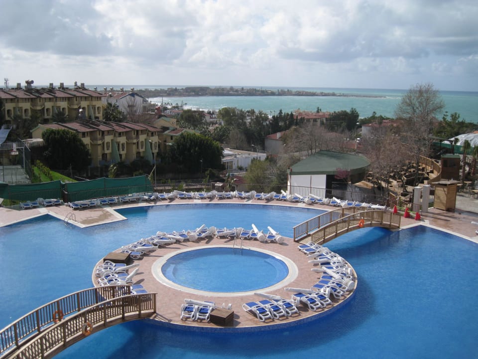 Über den Pool und die Bucht Side Prenses Resort & Spa