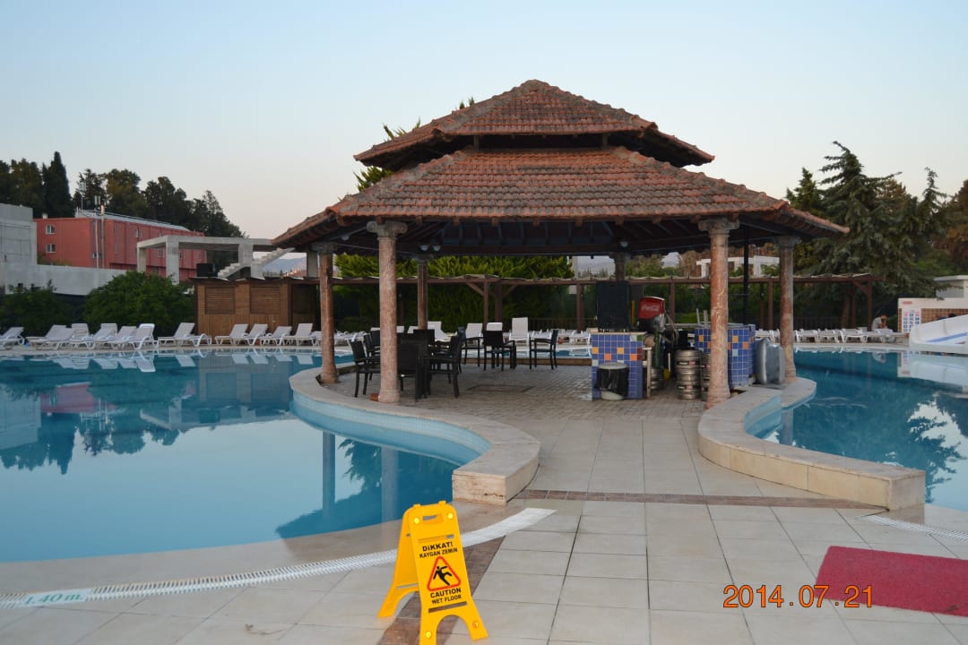 Bar przy basenie ze zjeżdżalniami Atlantique Holiday Club