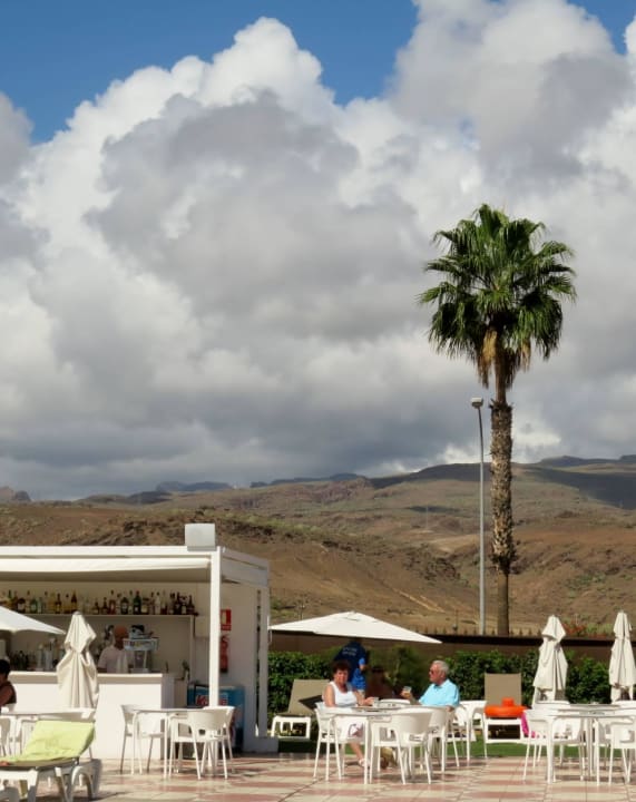 Poolbar mit Blick auf die Berge Servatur Playa Bonita