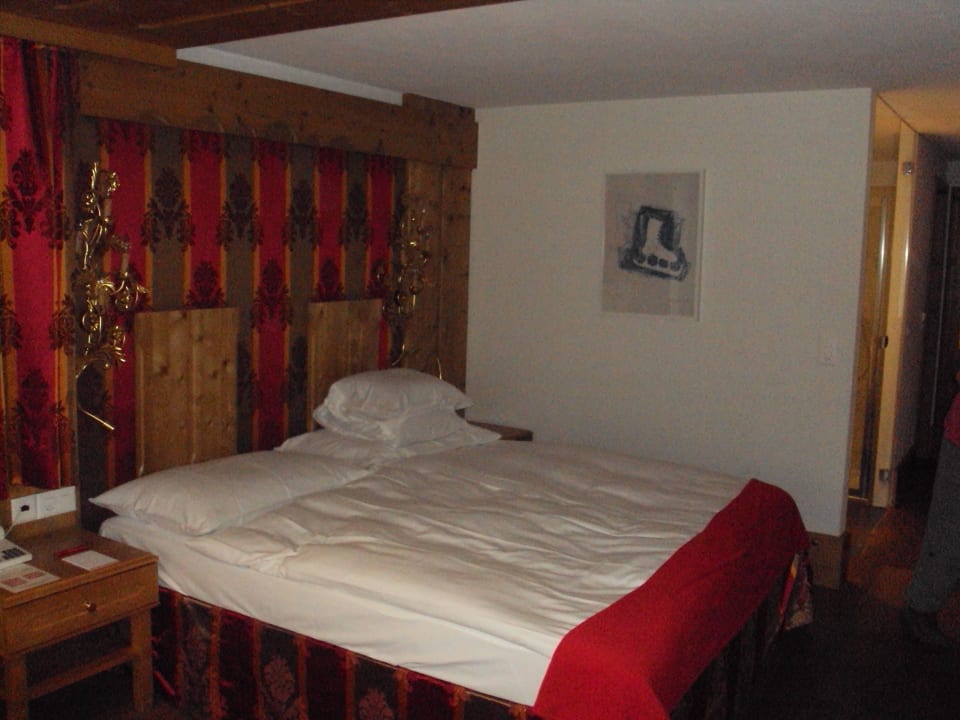 Zimmer mit grossem Doppelbett Walliserhof Grand-Hotel & Spa