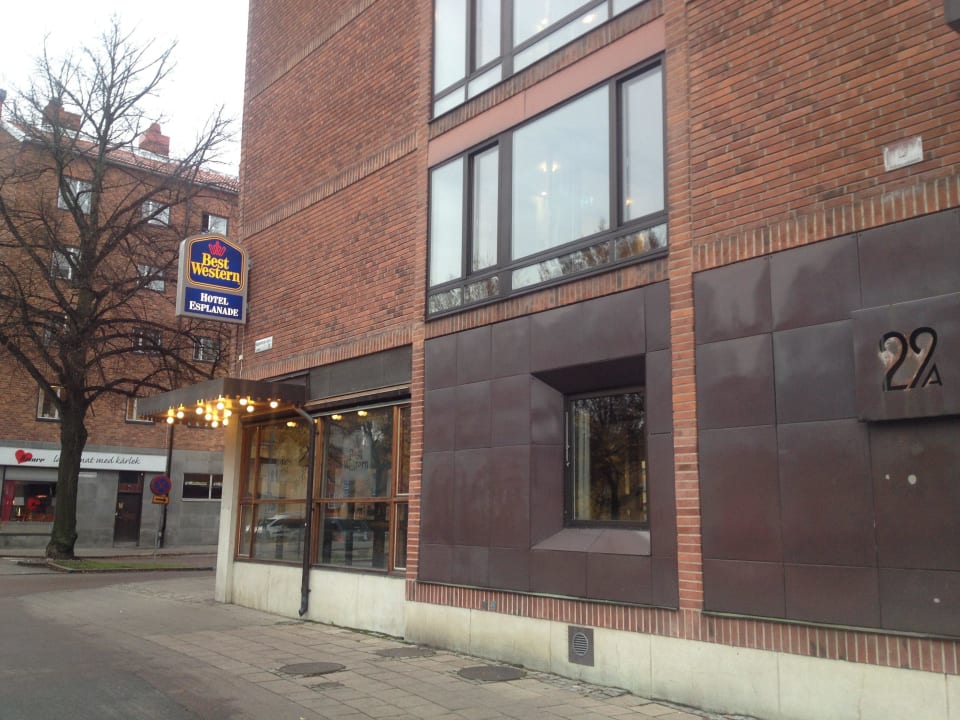 Von der Hauptstraße aus gesehen Sure Hotel Studio by Best Western Hotel Esplanade