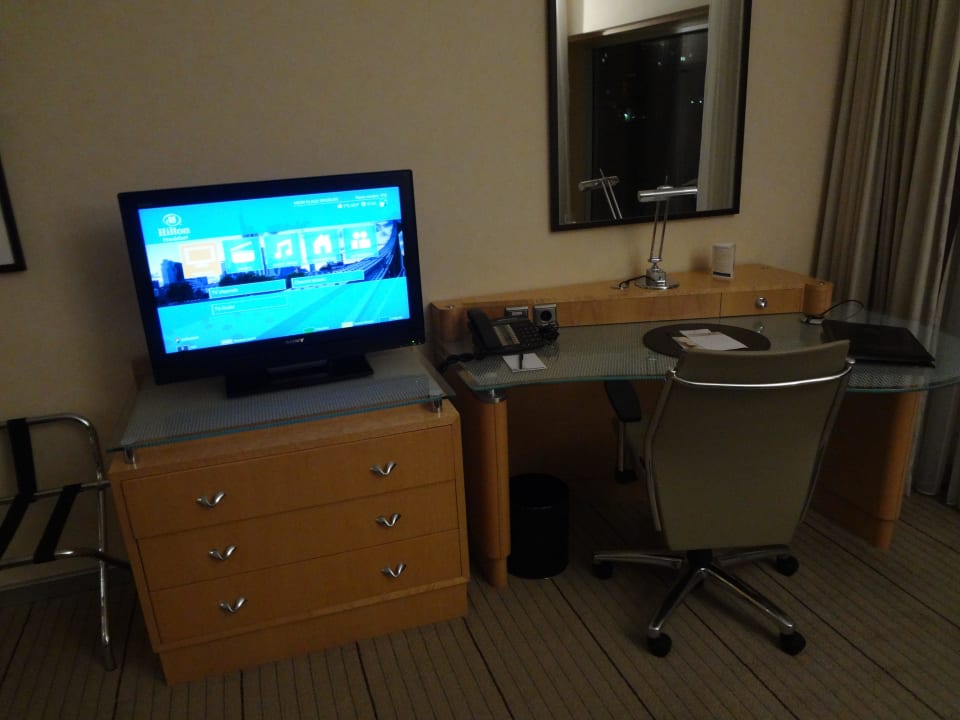 Schreibtisch Standardzimmer Hilton Frankfurt City Centre