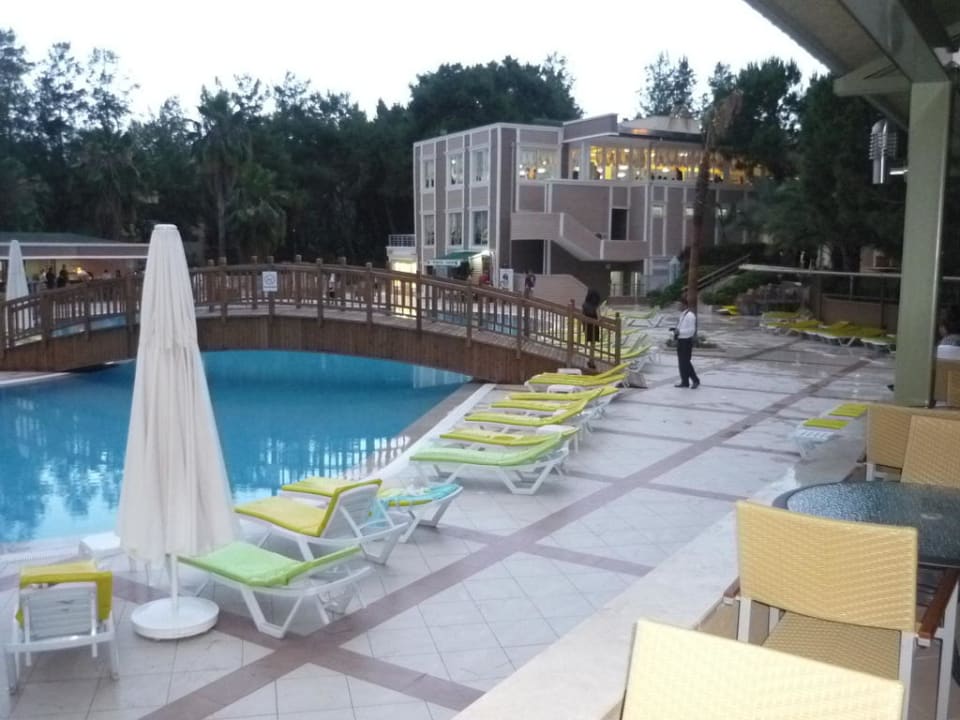 Der neue Pool, im Hintergrund Hauptgebäude Club Sidelya Hotel