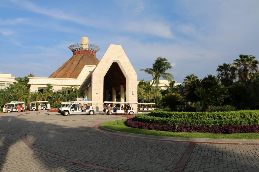 Widok na wejście do hotelu Bahia Principe Grand Tulum