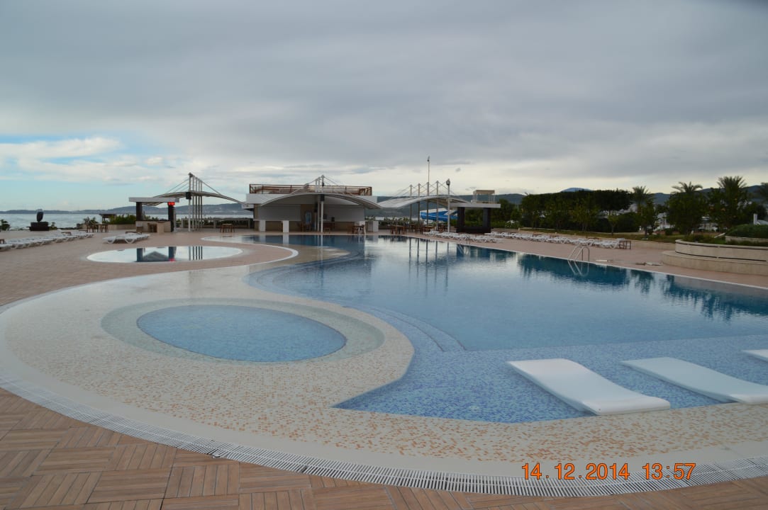 Der Pool bei nicht so schönem Wetter Gold Island Selected