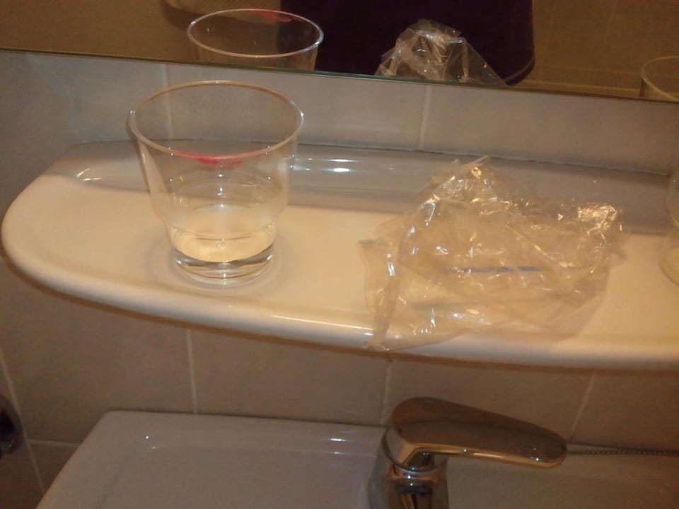 Badezimmer bei Zimmerübergabe Hotel Berlin Lichtenberg