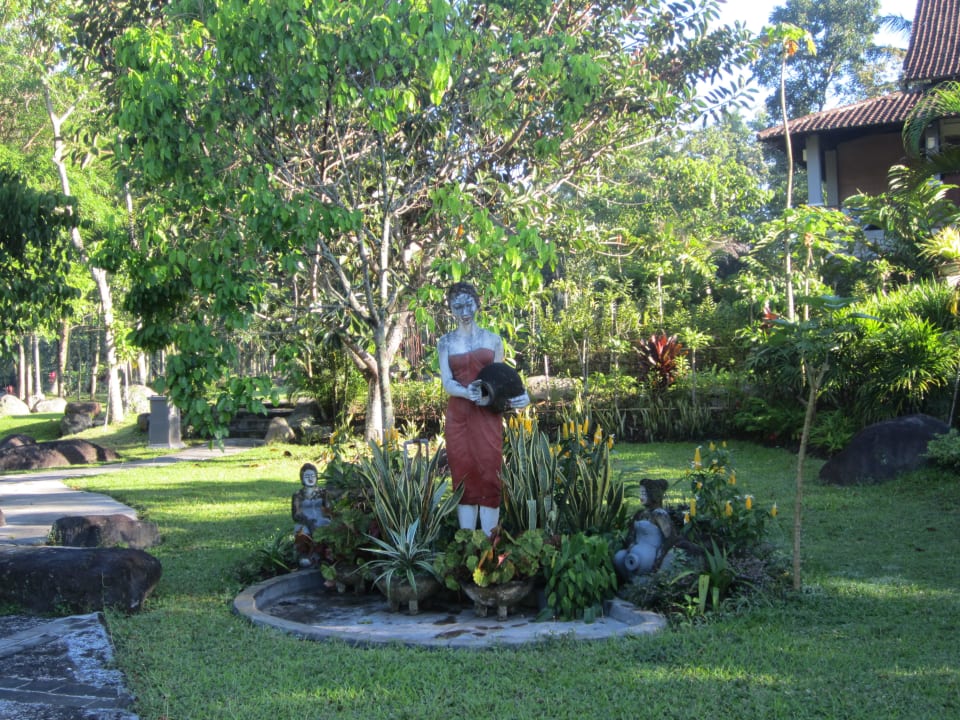 Figur im Garten Margo Utomo Agro Resort