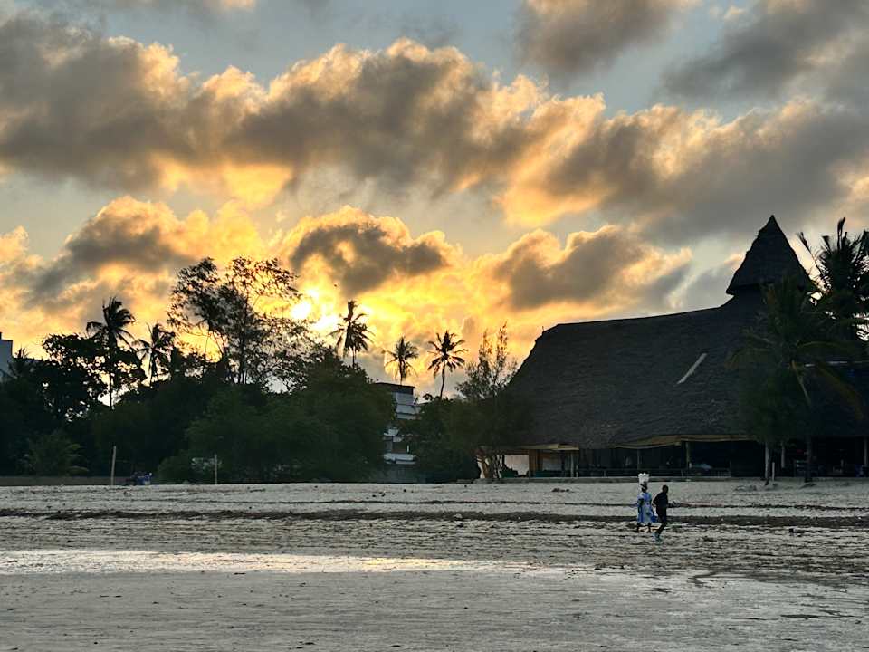 Strand Travellers Beach Hotel & Club