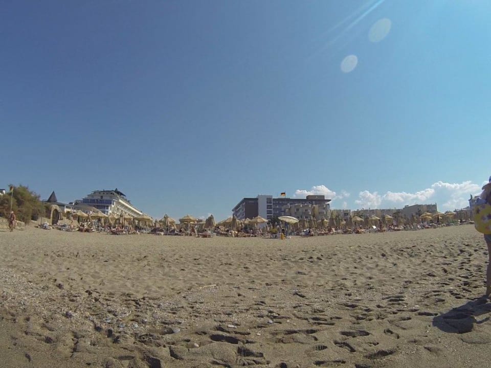 Hotelstrand mit Blick vom Meer zum Hotel Hotel Royal Garden Beach