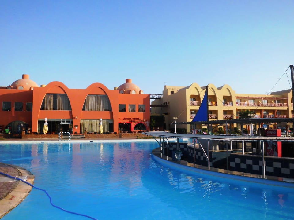 Pool mit Poolbar im Hintergrund Restaurant "Carl" Titanic Beach Spa & Aqua Park