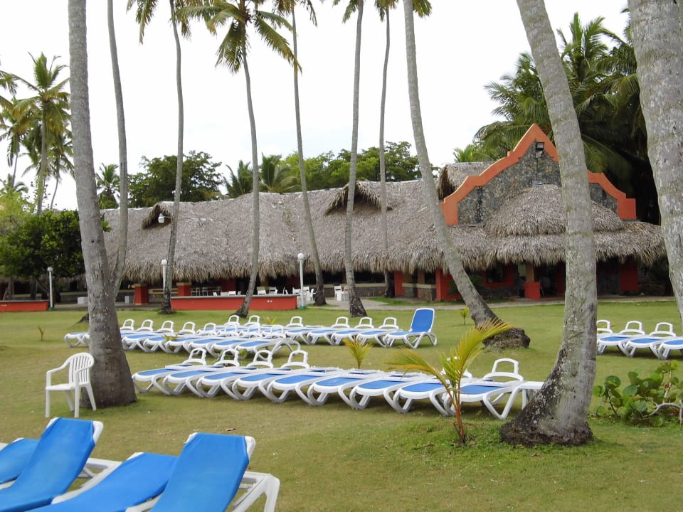 Blick vom Strand auf Bar und Strandrestaurant Wyndham Alltra Samana