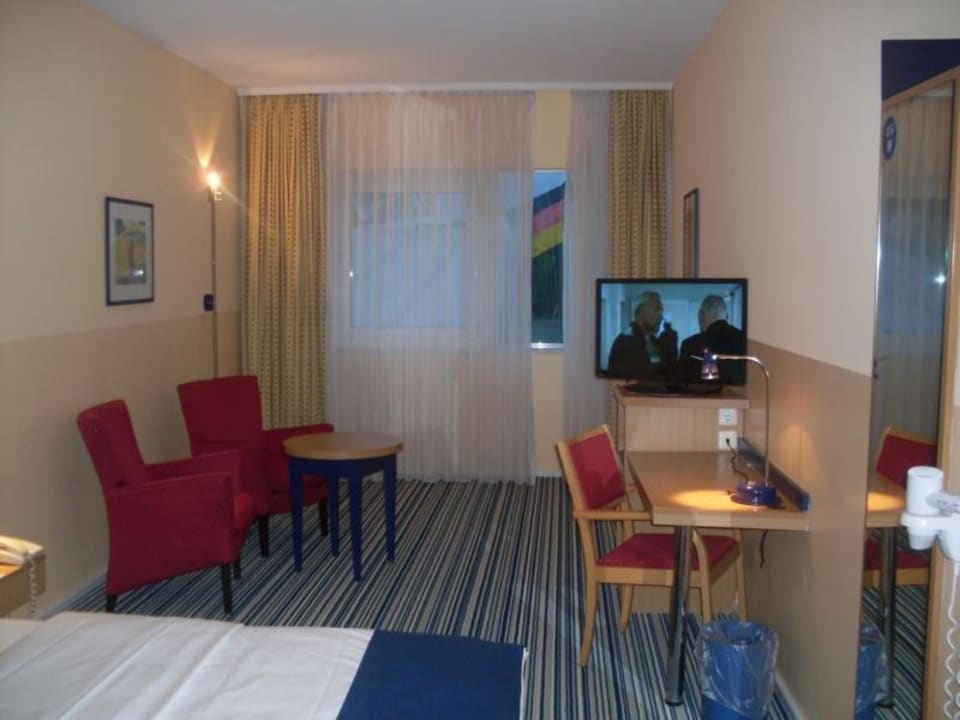 Großes Zimmer Holiday Inn Express Frankfurt - Airport