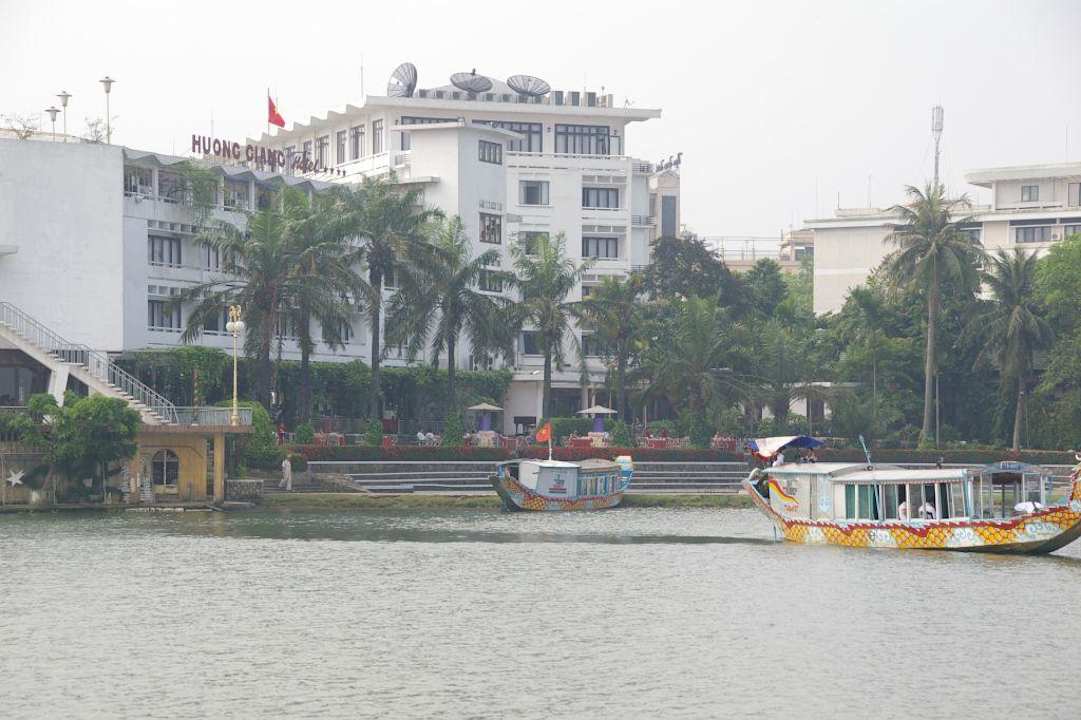 Blick vom Parfümfluss aufs Hotel Hotel Huong Giang