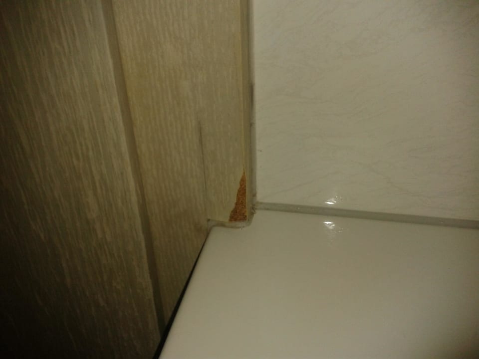 Wasserschaden durch nicht vorhandenen Spritzschutz Hotel Belmont