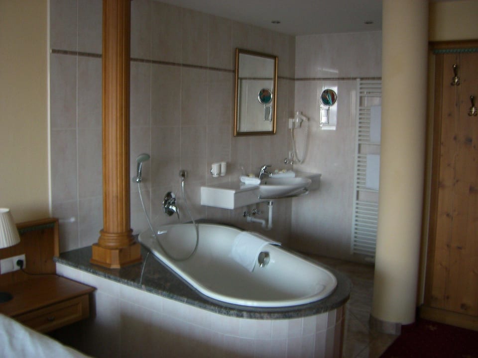 Zimmer 403, offenes Bad Hotel Gasthof Brücke