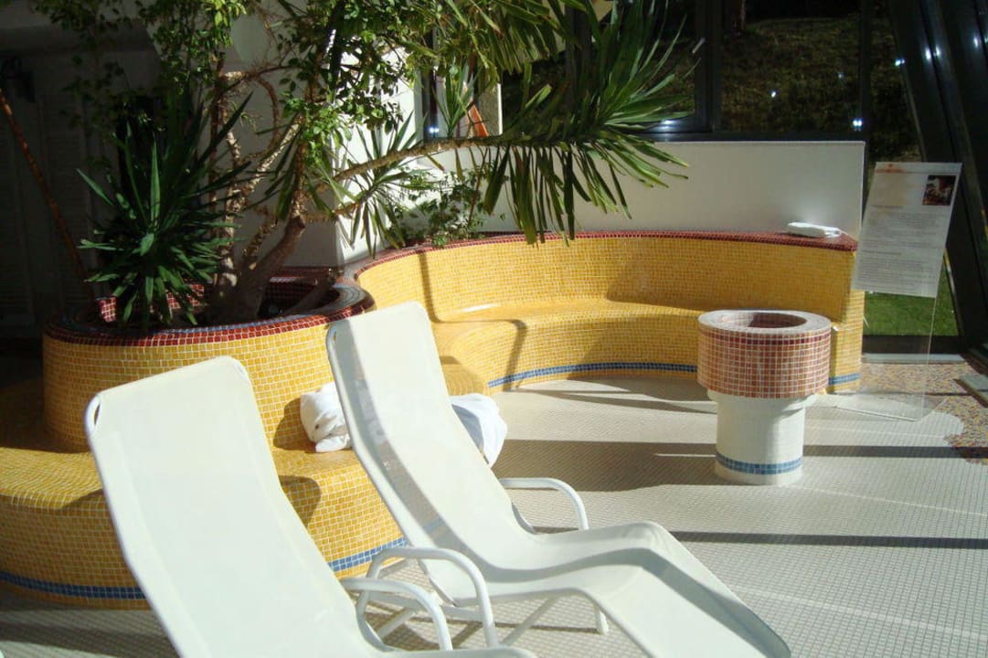 Hallenbad Innenbereich mit Blick ins Gasteiner Tal Familienhotel Sonngastein