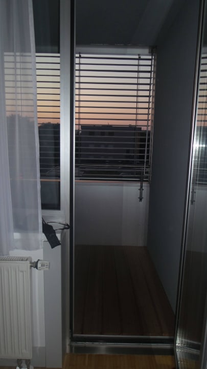 Blick vom Zimmer auf den Balkon AllYouNeed Hotel Klagenfurt