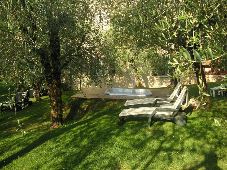 Whirrpool mit Liegen im Garten Hotel Degli Olivi