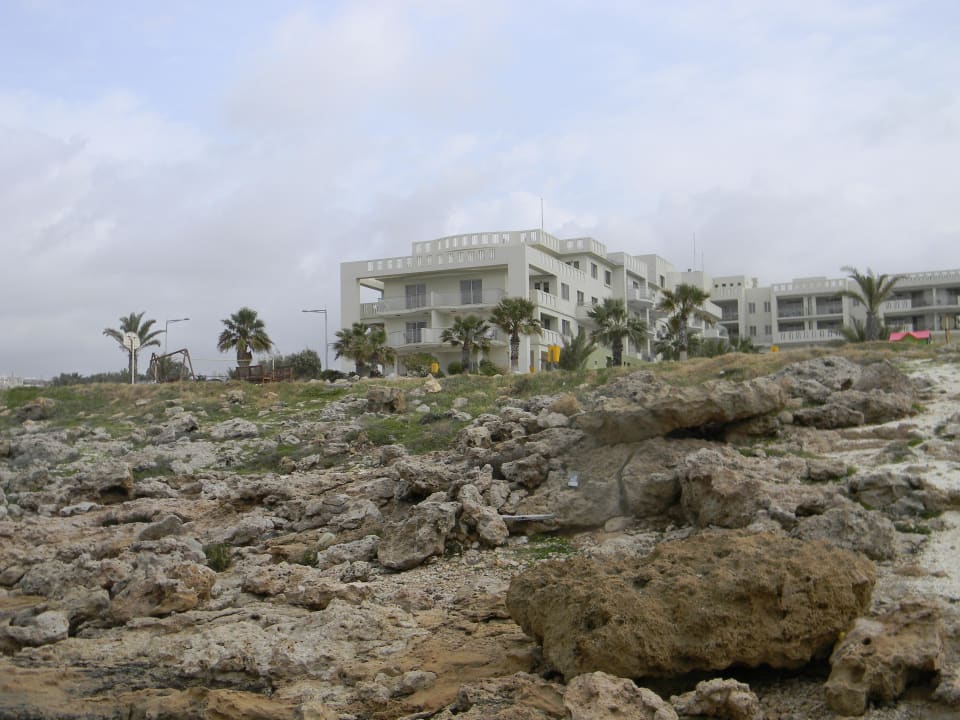 Sehr steinig, zum Baden ungeeignet Hotel Capital Coast Resort & Spa