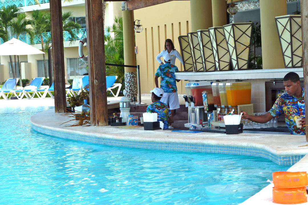 Swim Up Bar Dreams La Romana Resort & Spa