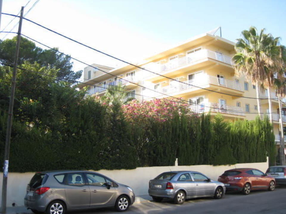 Blick auf 's Hotel von der Strasse Roc Oberoy