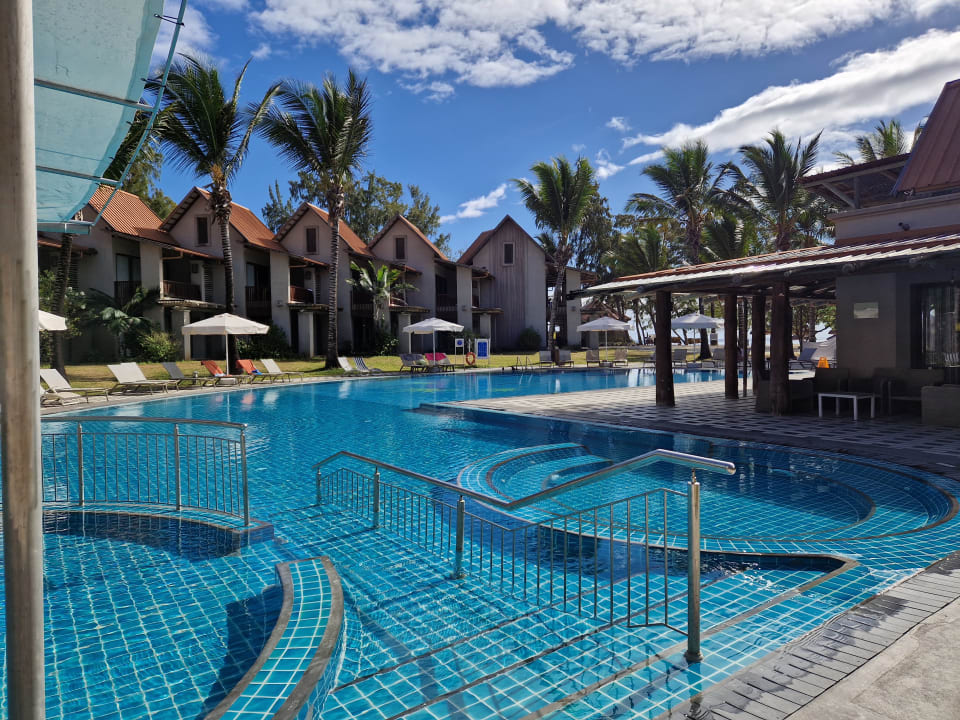 Pool Crystals Beach Resort Belle Mare, a member of Radisson Individuals