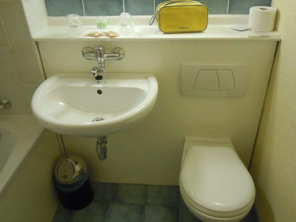 Waschgelegenheit und WC Hotel Campanile Krakow